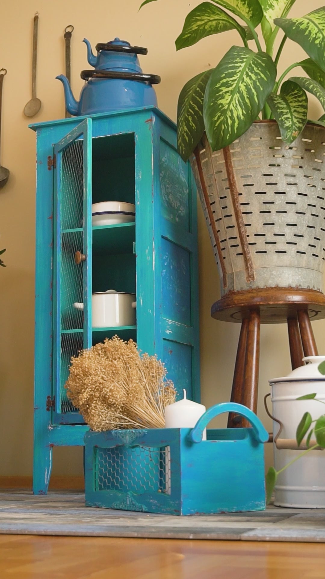 Aqua Koleksiyonu mavi tonlarında küçük mobilyalar ile ferah ve enerjik iç mekan tasarımı