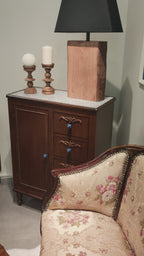 Rustik Koleksiyonu doğal malzemelerin sıcaklığını ve rustik stilin samimi karakterini bir araya getiren dresuar, komodin, bank ve dekoratif aksesuarlarla yaşam alanlarına özgün ve zamansız bir atmosfer kazandırır.
